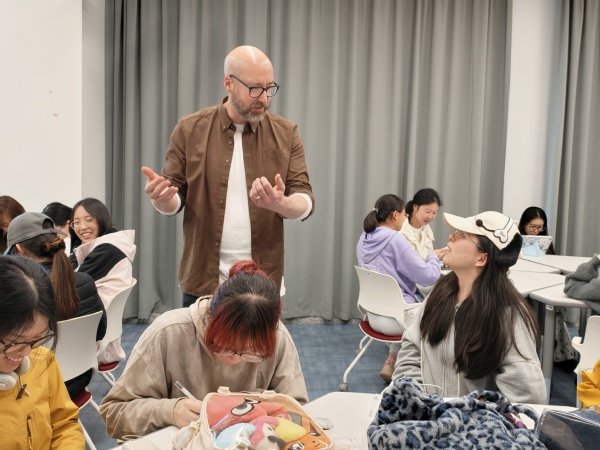 上海市虹口区东体育会路390号 总机